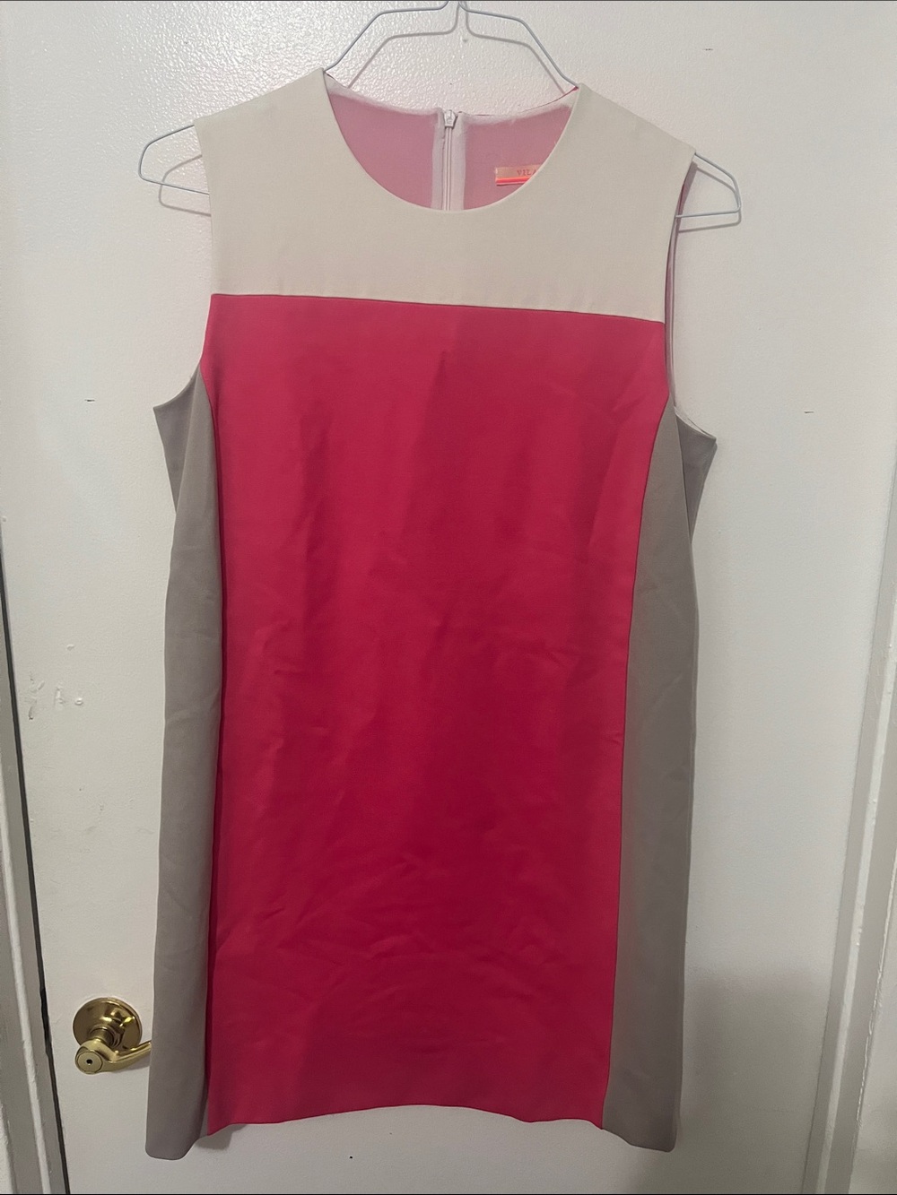 Vilagallo Sleeveless Colorblock Shift Dress in Hot Pink, Cream & Taupe